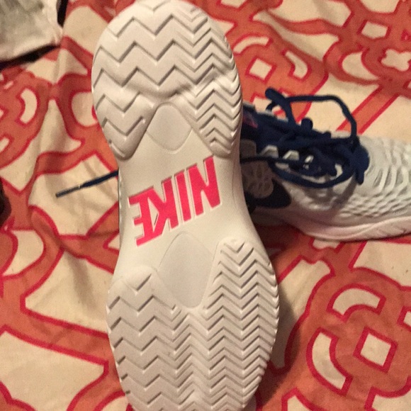 Too small - Picture 2 of 4